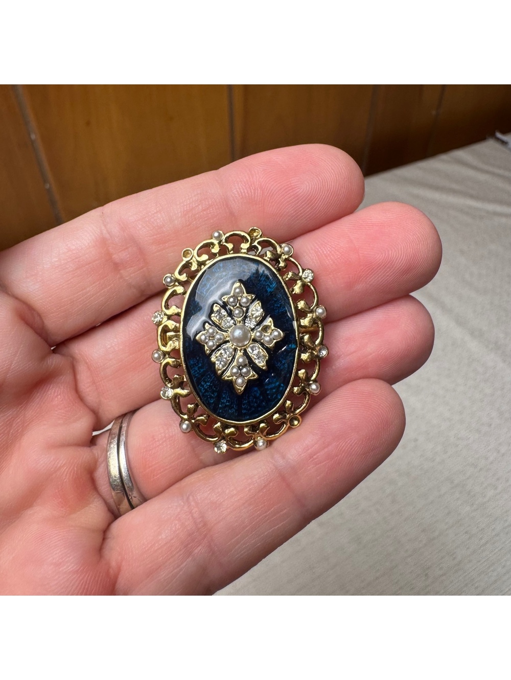 Vintage Blue Cameo Style Brooch Faux Pearl Rhinestone Gold Tone Pin - Picture 2 of 7
